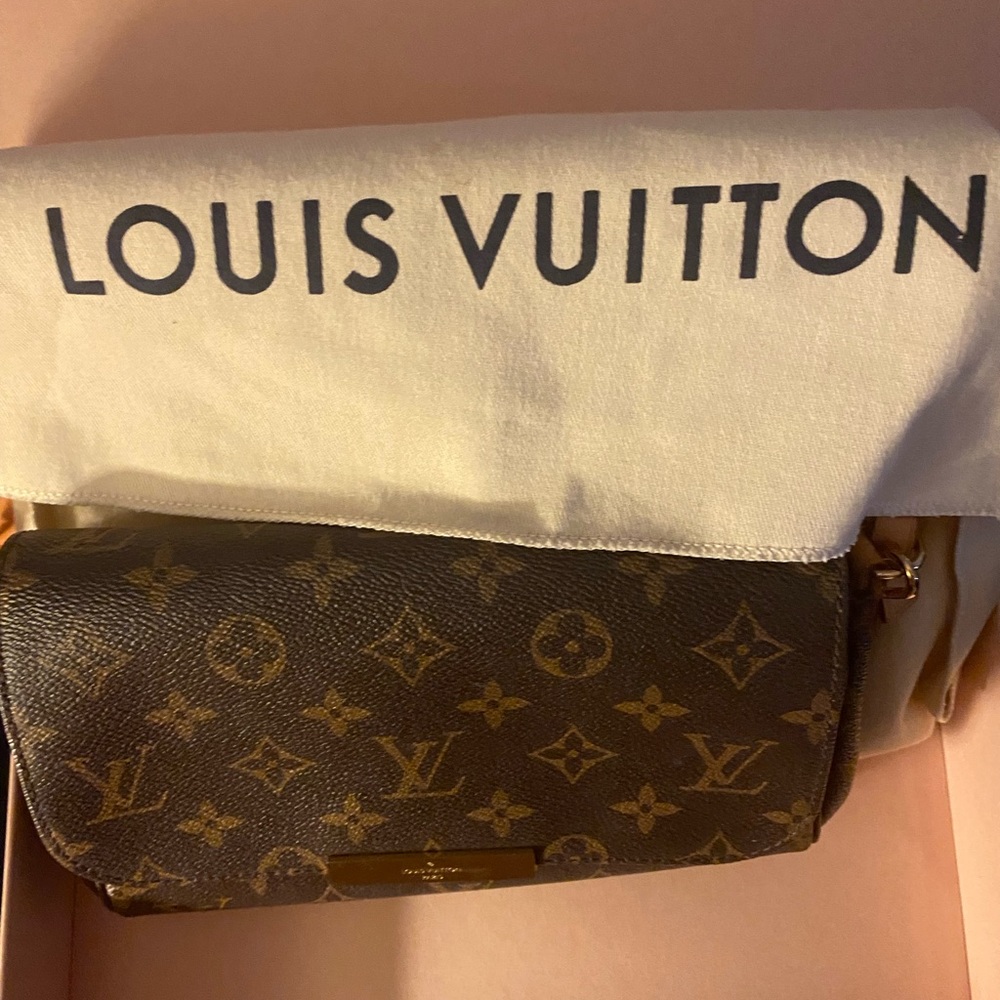 AUTHENTIC Louis Vuitton crossbody bag with original box